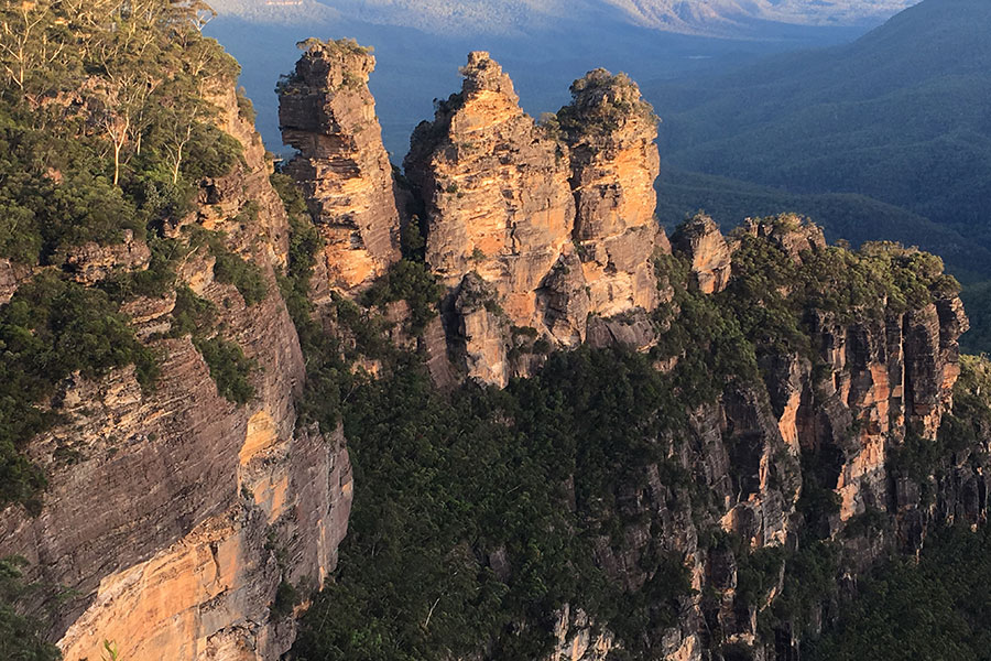 Blue Mountains - view from Echo Point to Three Sisters